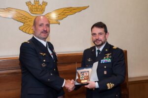 stretta di mano e consegna di attestato