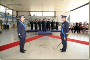 Da sinistra il Ten Col Salvatore Trincone uscente e il Magg Vergallo subentrante