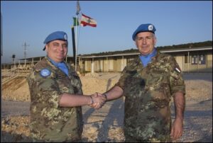 Davanti-al-pennone-della-missione-ONU-ITALAIR-Esercito-con-apporto-di-due-pilopti-e-uno-specialista-dell-AMI3