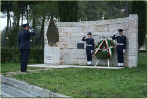 Deposizione della corona al monumento dei Caduti da parte del Coil. Balestri