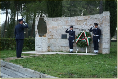 Deposizione della corona al monumento dei Caduti da parte del Coil. Balestri