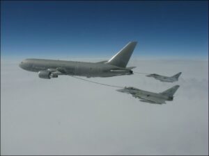 Due EF2000 britannici in fase di rifornimento in volo