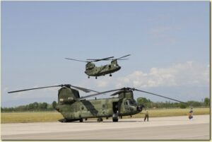 Due elicotteri CH47 Chinook rischierati a Rivolto
