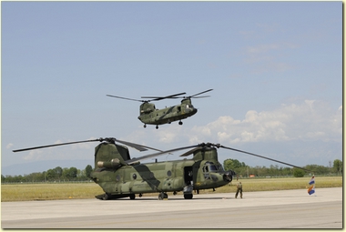 Due elicotteri CH47 Chinook rischierati a Rivolto