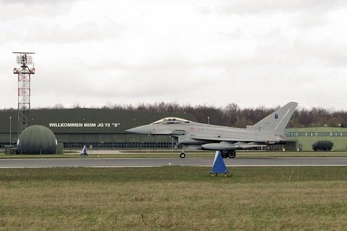 EF-2000-di-Grosseto-su-uno-dei-raccordi-della-base-aerea-di-Laage