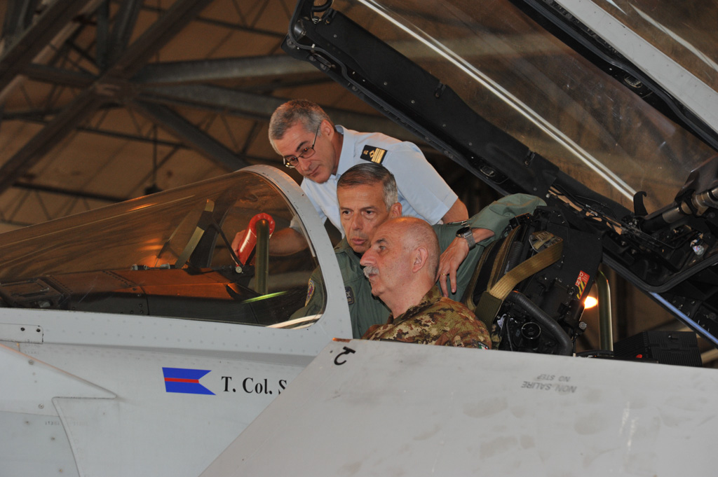 Cameri Airfield IL SOTTOCAPO DI STATO MAGGIORE DELL'ESERCITO ED IL COMANDANTE LOGISTICO ...