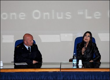 foto persona parla al microfono