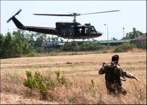 elicottero in volo con militare armato in primo piano - esercitazione