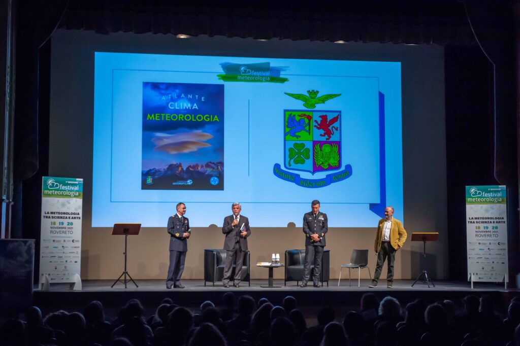 Aeronautica Militare presentazione dell'Atlante della Meteorologia e del Clima Gen. Francesco Vestito Sergio Pisani Gen. Luca Baione Editore Libro Dialogo Intorno alla Meteorologia con Dante Conferenza Spettacolo Teatro Zandonai 7 Festival della Meteorologia di Rovereto 2021 (foto Daniele Panato/CommFabriK)