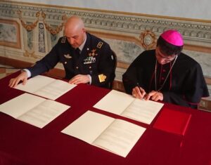 Firma dellintesa tecnica da parte di Mons Dal Cin