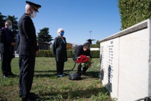 Deposizione fiori da parte dei parenti