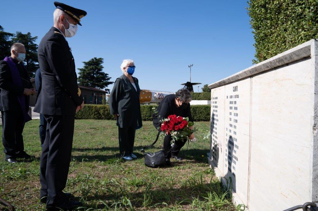 Deposizione fiori da parte dei parenti