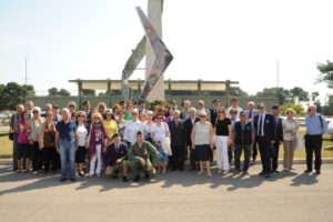 Foto di Gruppo davanti al Monumento alla Rinascita