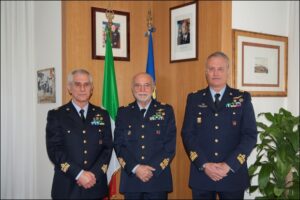 Foto di commiato nellUfficio del Comandante del COMAER