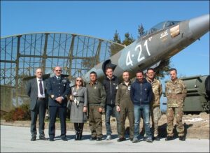 Foto di di gruppo sul piazzale bandiera