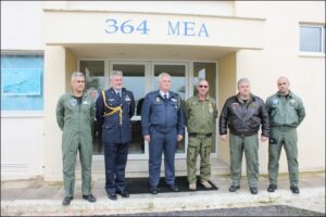 foto di gruppo di fronte 364 MEA