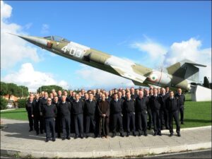 foto di gruppo AM in aeroporto militare