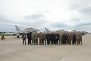 Foto di gruppo accanto al velivolo Eurofighter in dotazione al Reparto