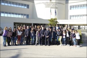 Foto di gruppo con docenti e studenti Istituto Giovanni Cal