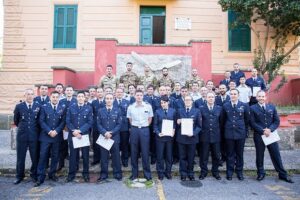 Foto di gruppo con il Ten. Col. DUrso Comandante del Centro Sportivo AM