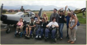 Foto-di-gruppo-con-il-velivolo-in-mostra-statica