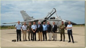 Foto-di-gruppo-davanti-ad-un-velivolo-Tornado
