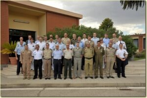 Foto-di-gruppo-degli-addetti-militari-in-Italia-in-visita-presso-laeroporto-di-Decimomannu