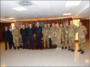 Foto di gruppo dei partecipanti con il Gen Caputo e i formatori
