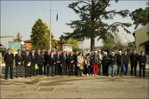 Foto-di-gruppo-dell-Associazione-sul-Piazzale-Bandiera