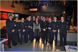 Foto di gruppo nello studio di Sky TG24 con la conduttrice Barbara DellAquila
