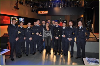 Foto di gruppo nello studio di Sky TG24 con la conduttrice Barbara DellAquila