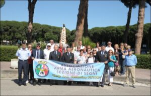 Foto di gruppo presso il Piazzale delle Bandiere