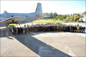 Foto di gruppo sotto il velivolo Atlantic