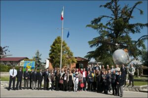 Foto di gruppo sul Piazzale Bandiera