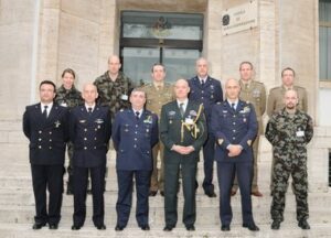 Foto-di-gruppo-tra-Comandante-Capi-Ufficio-SAC-e-delegazione-SAF