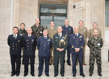 Foto-di-gruppo-tra-Comandante-Capi-Ufficio-SAC-e-delegazione-SAF