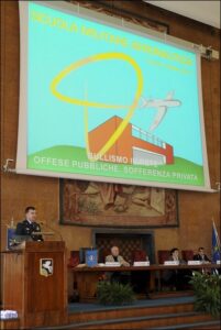 grande schermo di una sala conferenze proietta "scuola militare aeronautica"