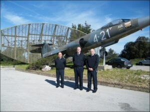 Foto ricordo del Gen Zuliani con il Col Cattel e il TenCol Stefanizzi
