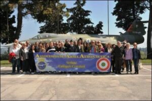 Foto-ricordo-dellAAA-di-LadispoliCerveteri-accanto-allF104-in-mostra-a-Loreto