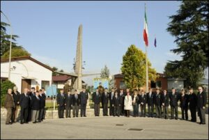 Foto-ricordo-nel-Piazzale-Bandiera-del-72-Stormo