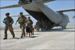 Fuciliere del 9 Stormo garantisce protezione alle unit cinofile ed EOR EOD