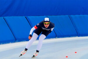 atleta che pattina sul ghiaccio