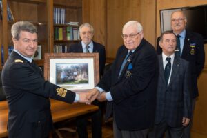 stretta di mano tra militari