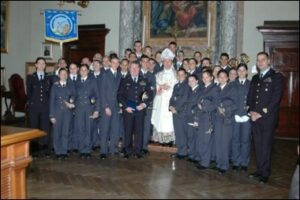 GLI ALLIEVI CON MONSIGNOR TONUCCI IN RICORDO DELLA BENEDIZIONE DEL CORSO