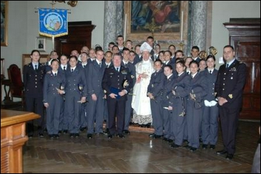 GLI ALLIEVI CON MONSIGNOR TONUCCI IN RICORDO DELLA BENEDIZIONE DEL CORSO