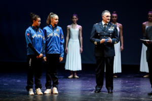 Gal dello Sport a Ferrara. Il Gen. D.A. Claudio Gabellini si appresta a premiare le due Farfalle azzurre