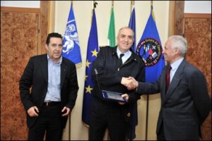 Gen.-De-Vincenti-con-Presidente-e-Presidente-Onorario