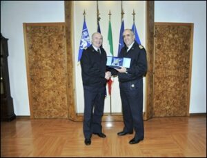 Gen.-De-Vincenti-consegna-il-Leone-del-CAOC5-al-Gen.-Gargini