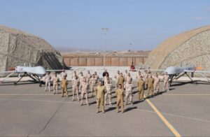 foto di gruppo tra militari disposti a triangolo