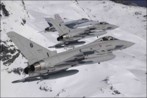 Gli Eurofighter e gli F18 in volo sulle Alpi
